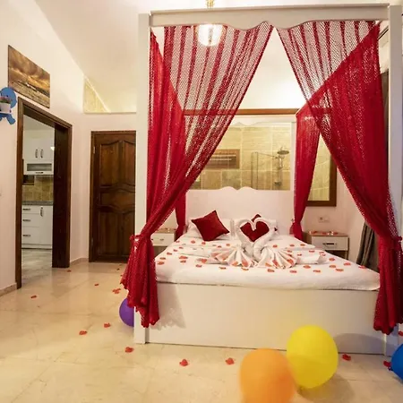 Sleek With Pool Backyard Jacuzzi In Kas *
